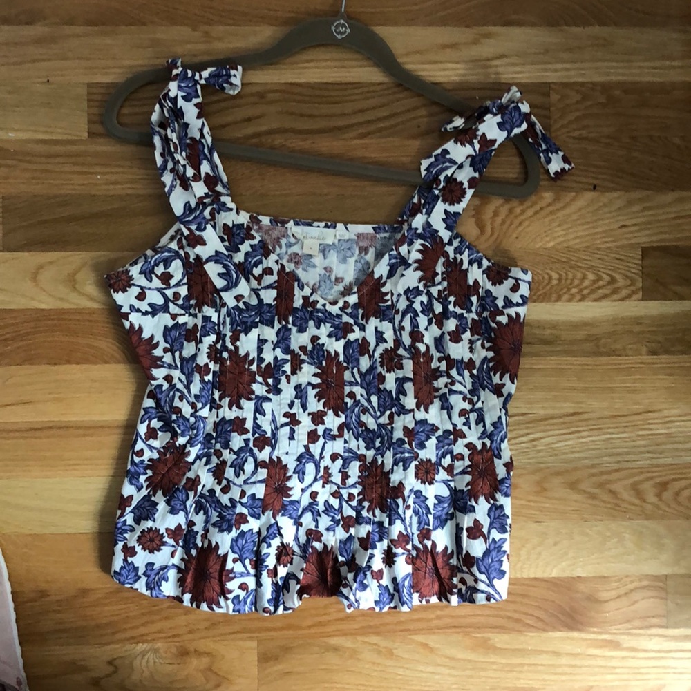Adorable Anthropologie Letueke top. Slight peplum.